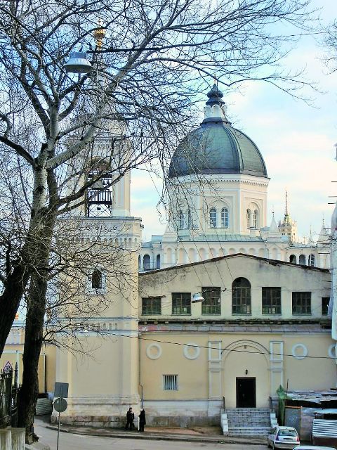 В часовне Иоанна Предтечи ощущается незримое присутствие святого праведника – его икона доминирует над окружающим пространством во всем величии и красоте