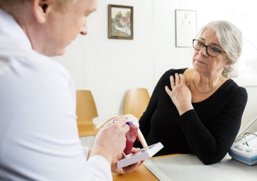 Почему может болеть левая сторона спины где лопатка