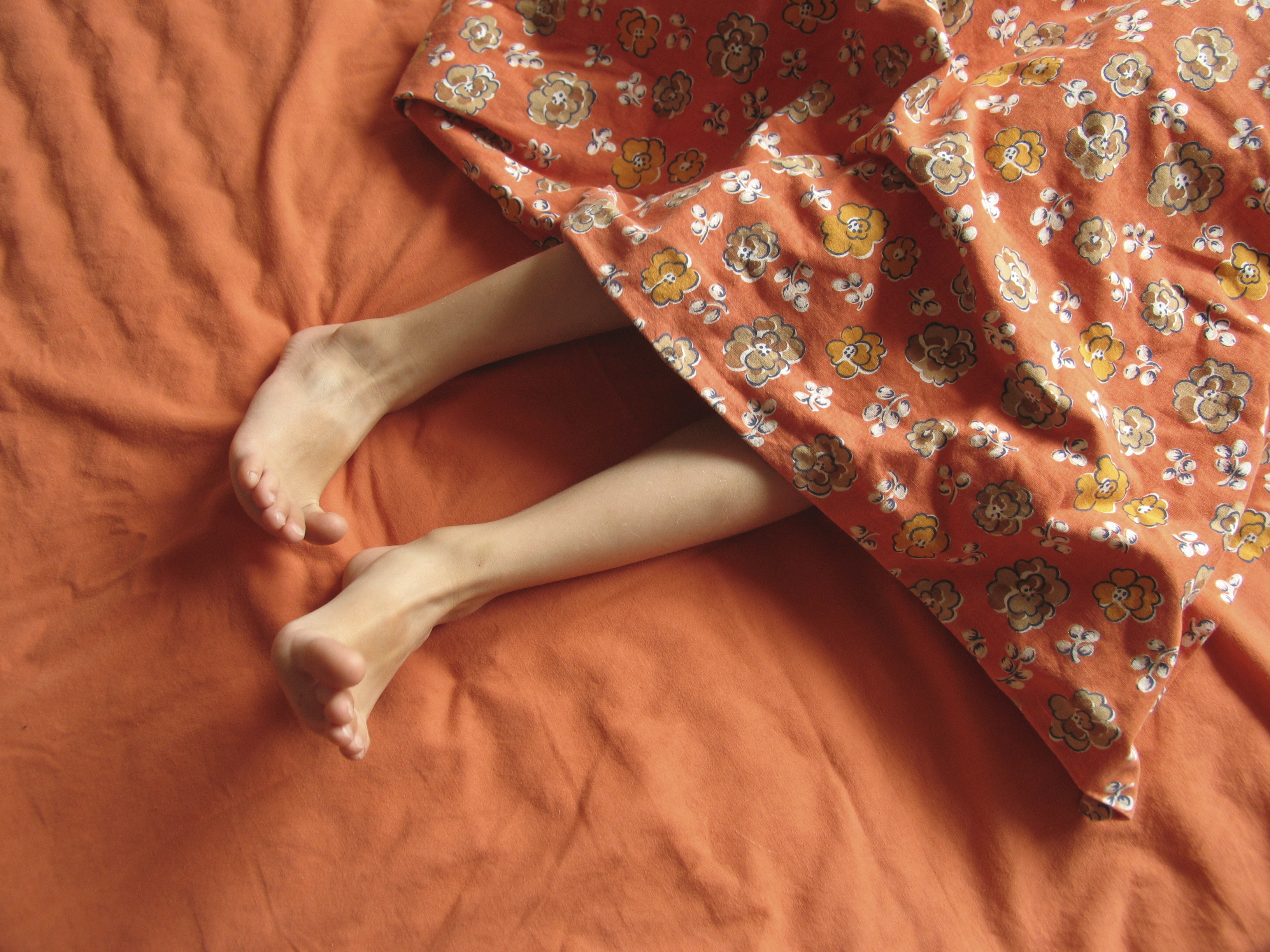 В некоторых случаях боли в руках связаны с таким нарушением сна как синдром беспокойных ног