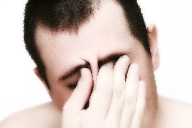 Если очень красный глаз и болит голова