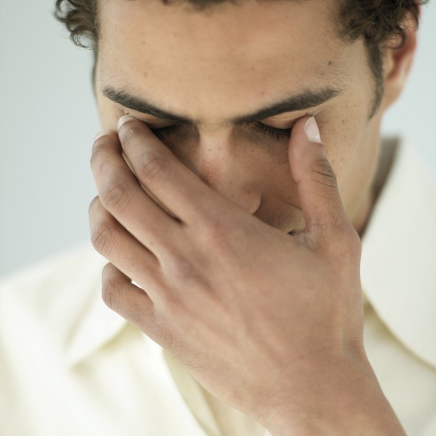 Глаза отвожу в бок и болит голова