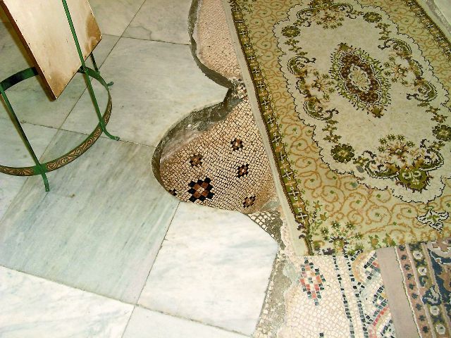 Это углубление в полу — место Второго обретения честной главы Иоана Предтечи находится в русском монастыре на Елеонской горе