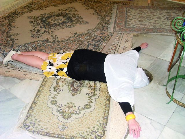 Прикладывая к нему головы, страждущие паломники ложатся крестообразно на пол