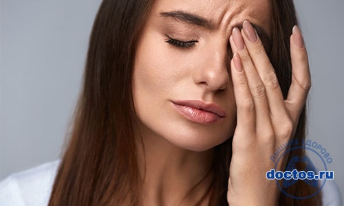 У девушки болит голова