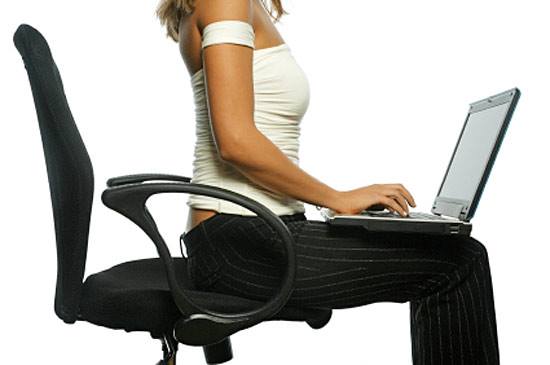 Боль в шее и плечах при сидячей работе Боль в шее и плечах после длительной работы за компьютером