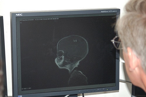 опытный доктор на чёрном экране